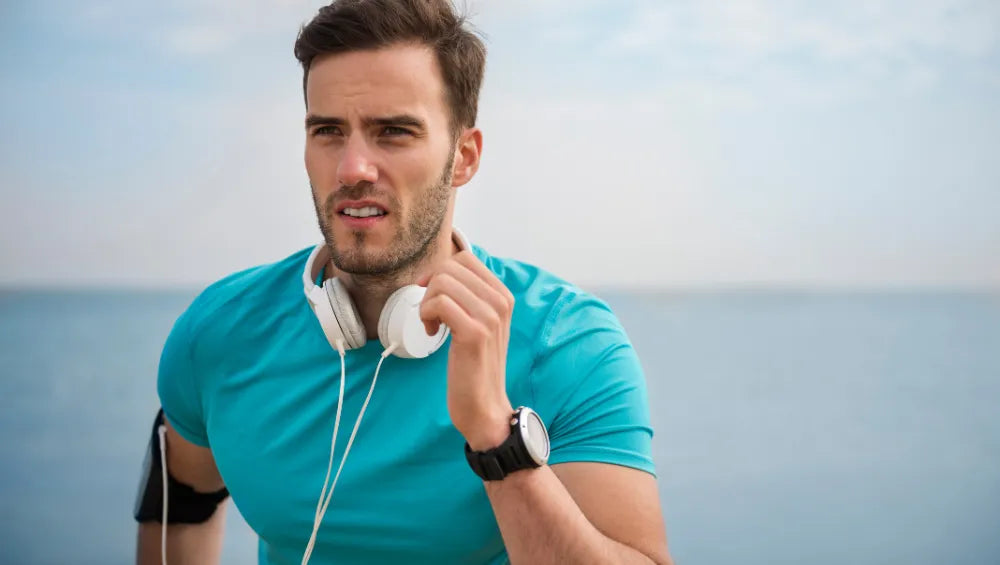 Homme en train de faire un footing avec en fond la mer