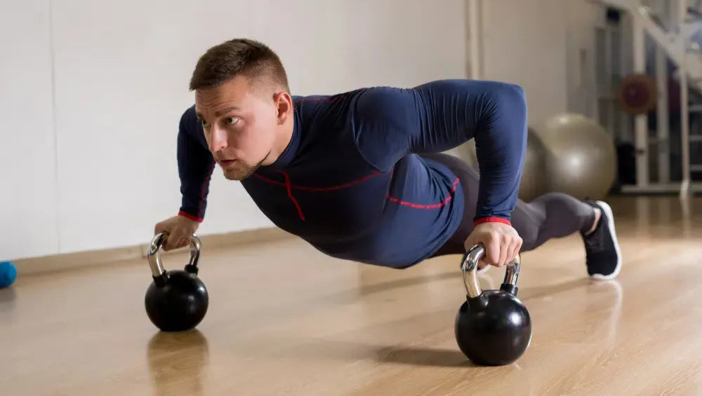 Un homme faisant des pompes sur un kettlebell