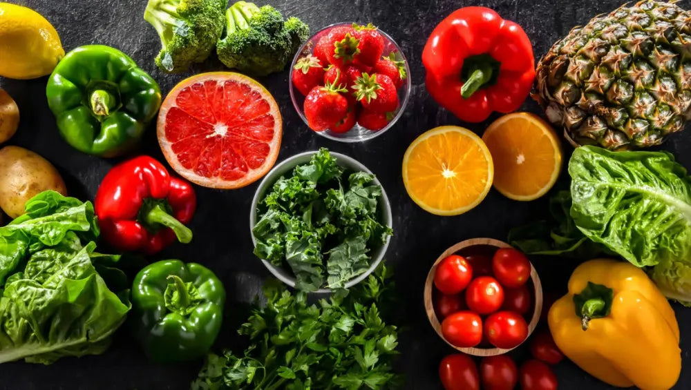 Table garnit de plusieurs fruits et légumes