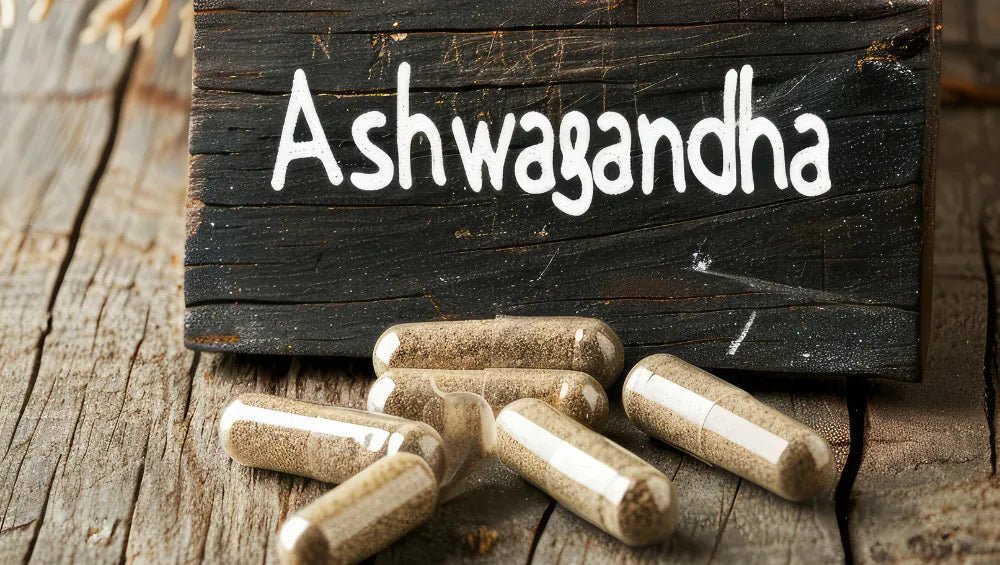 Plusieurs pilule d'ashwagandha sur une table en bois face à une ardoise ou il est écrit à la craie "ashwagandha"