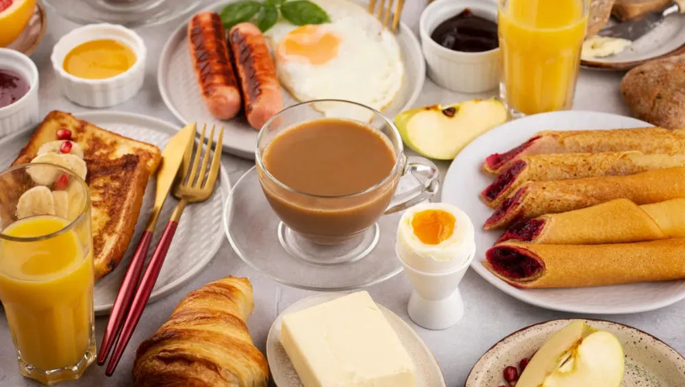 Table dressée d'un petit déjeuner délicieux